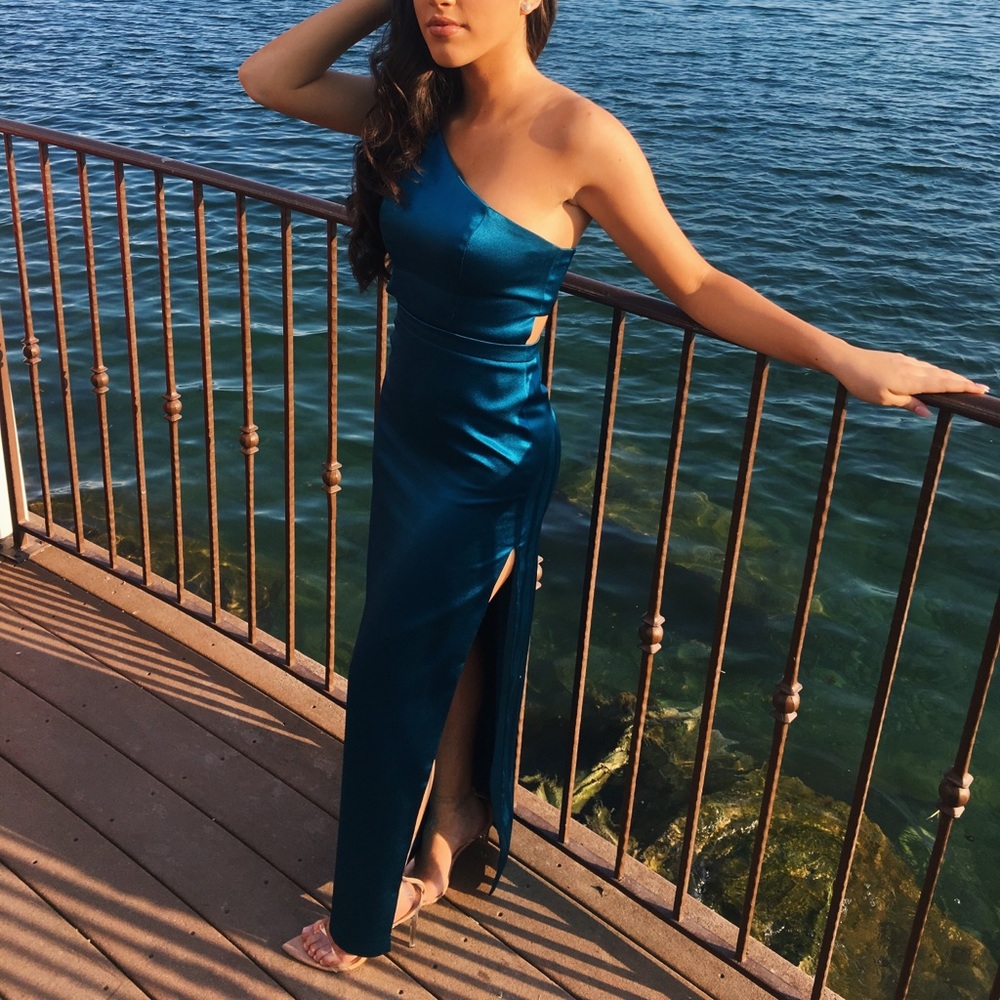 One shoulder long peacock satin dress - Picture 4 of 4